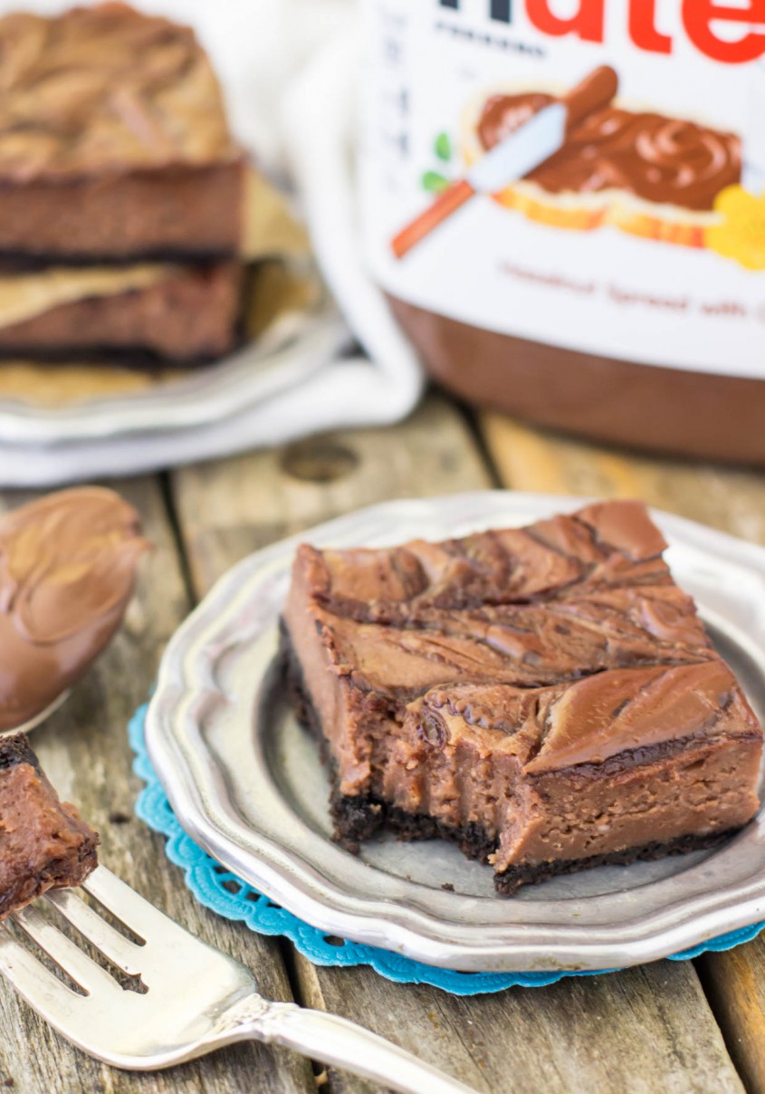 Nutella Cheesecake Bars with a crunchy Oreo cookie crust!