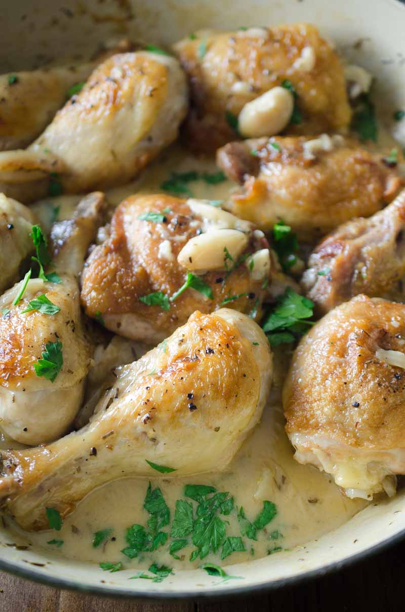 Le poulet aux 40 gousses d'ail est une recette de poulet cuit au four, avec 40 gousses d'ail, du vin blanc, du thym, du romarin et un peu de crème. Ce dîner facile se prépare en moins d'une heure ! Be still my heart.