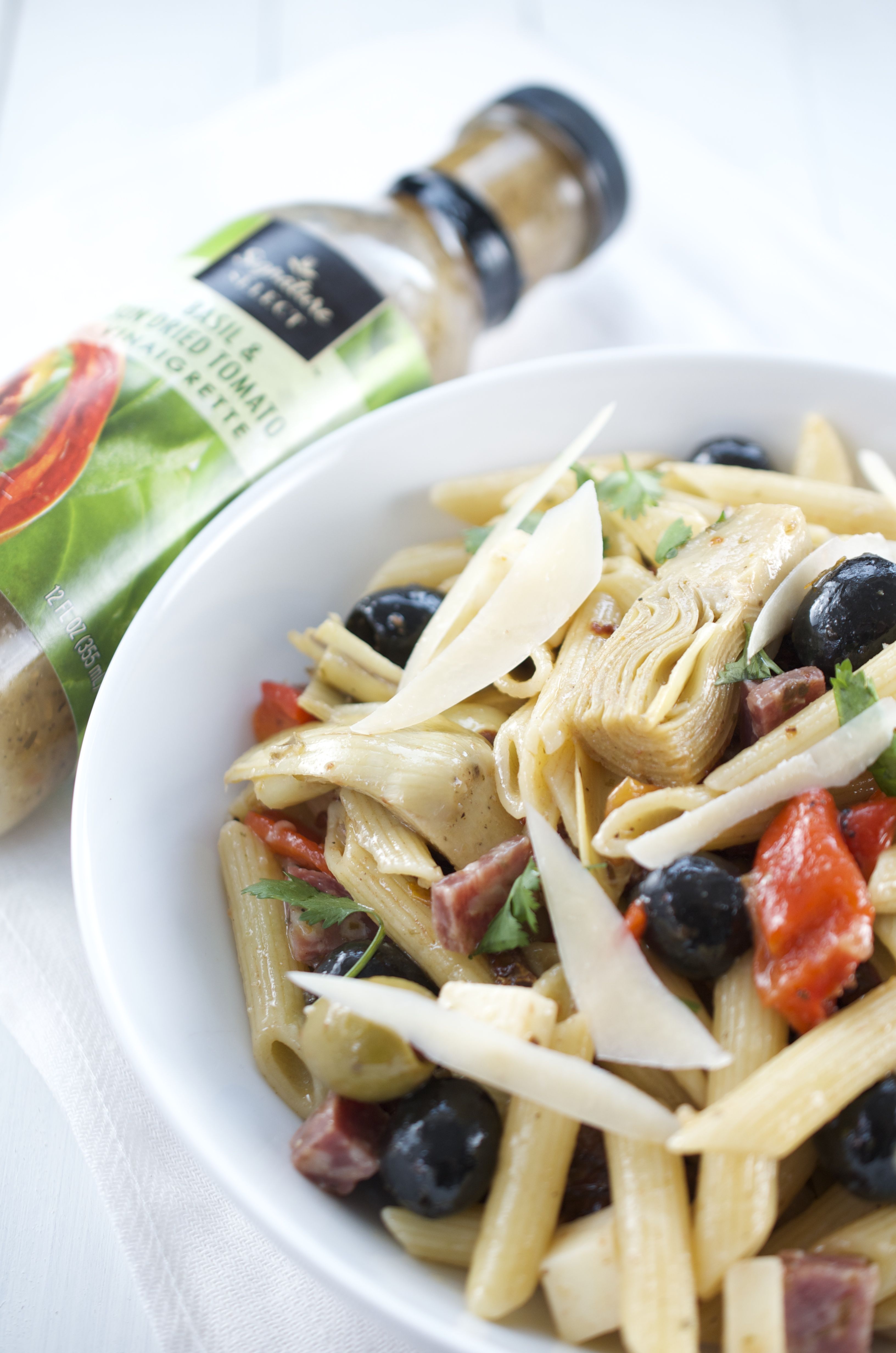 https://www.lifesambrosia.com/wp-content/uploads/Antipasto-Pasta-Salad1.jpg