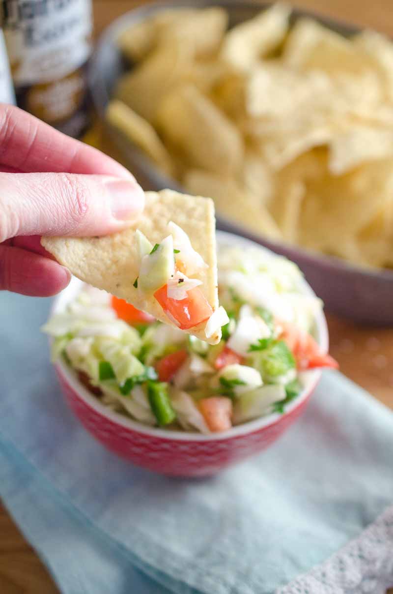 Eine knackig erfrischende Kohlsalsa mit Kohl, Zwiebeln, Tomaten, Koriander, Jalapeno und Limette.