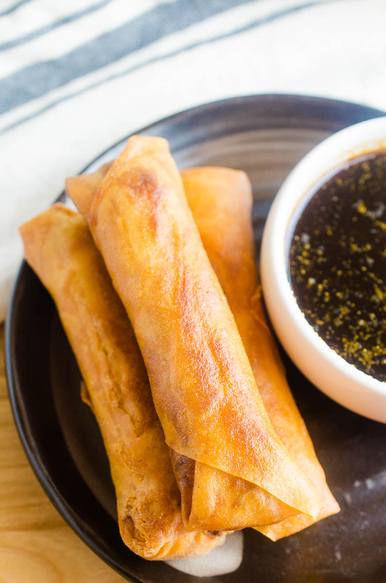  Lumpia es un rollo de huevo al estilo filipino relleno de cerdo, carne de res y verduras. Luego fritos dorados. Siempre agradan a la multitud y son un gran aperitivo. 