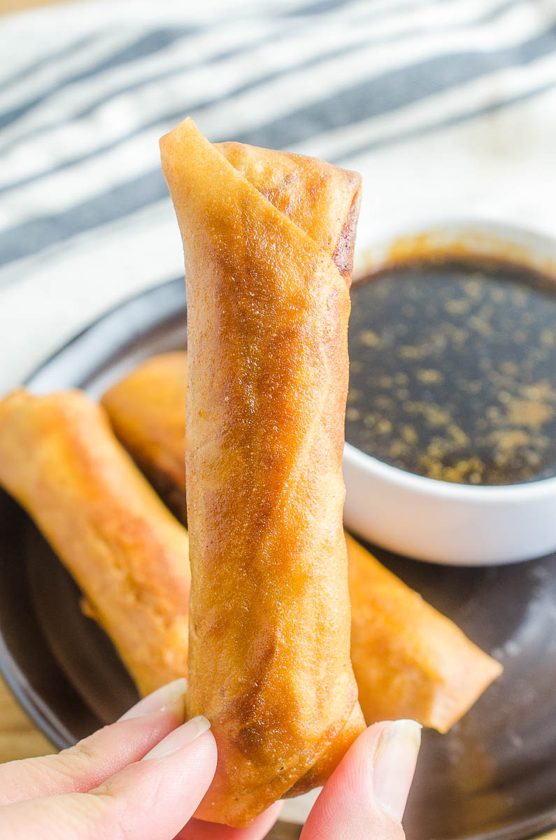  a Lumpia egy filippínó stílusú Tojástekercs, sertéshússal, marhahússal és zöldségekkel töltve. Ezután sült aranybarna. Ők mindig a tömeg pleaser és egy nagy előétel. 